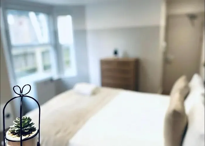 London South Charming Ensuite Look Like Hotel Designer Room